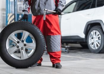 Štai kodėl padangos turi „plaukelius“, pasak automobilių ekspertų