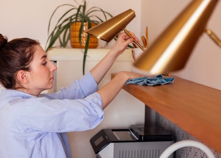 Kaip išvalyti medinius baldus ir susigrąžinti jų spindesį