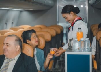 Pranešama, kad oro linijų keleiviai tai daro 40 % dažniau – ir skrydžių palydovams tai jau per daug