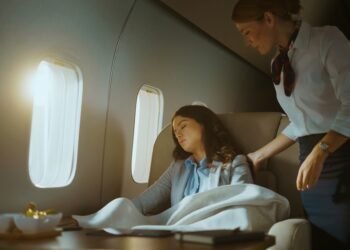 Štai kodėl skrydžių palydovai atkreipia dėmesį į jūsų batus