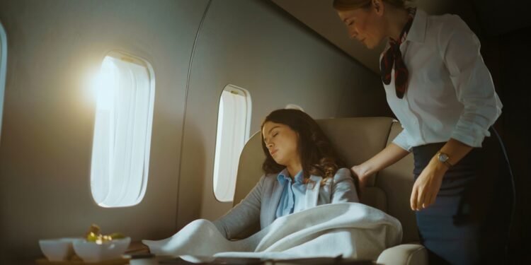 Štai kodėl skrydžių palydovai atkreipia dėmesį į jūsų batus