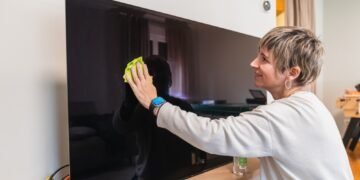 Kaip nuvalyti televizoriaus ekraną, kad vaizdas būtų kuo ryškesnis ir aiškesnis