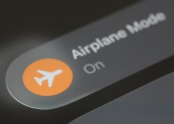 Kas yra lėktuvo režimas ir kas nutinka, jei jo neįjungiate skrydžio metu?