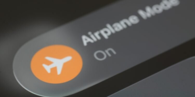 Kas yra lėktuvo režimas ir kas nutinka, jei jo neįjungiate skrydžio metu?