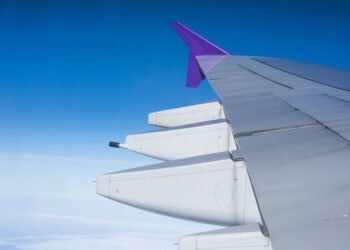 Ką reiškia, jei ant lėktuvo sparno pamatote žalią skystį?