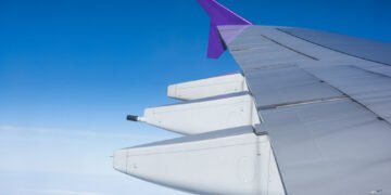 Ką reiškia, jei ant lėktuvo sparno pamatote žalią skystį?