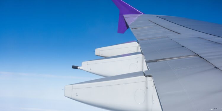 Ką reiškia, jei ant lėktuvo sparno pamatote žalią skystį?