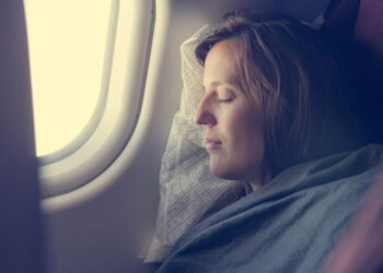 Kas IŠ TIKRŲJŲ nutinka lėktuvų antklodėms ir pagalvėlėms?