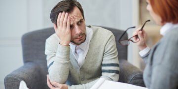 9 visiškai nepelnytai nuvertinti privalumai, kai esi sarkastiškiausias žmogus kambaryje