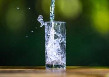 Kiek ilgai vanduo gali stovėti – ir ar saugu gerti pastovėjusį vandenį?