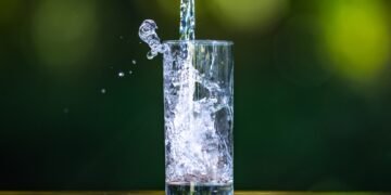 Kiek ilgai vanduo gali stovėti – ir ar saugu gerti pastovėjusį vandenį?