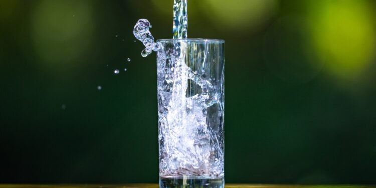 Kiek ilgai vanduo gali stovėti – ir ar saugu gerti pastovėjusį vandenį?