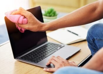 Kaip nuvalyti nešiojamojo kompiuterio ekraną jo nepažeidžiant