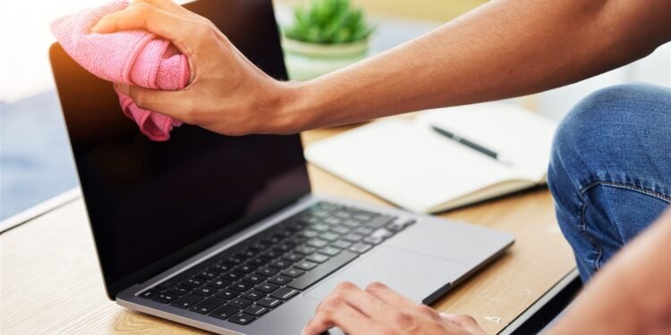 Kaip nuvalyti nešiojamojo kompiuterio ekraną jo nepažeidžiant